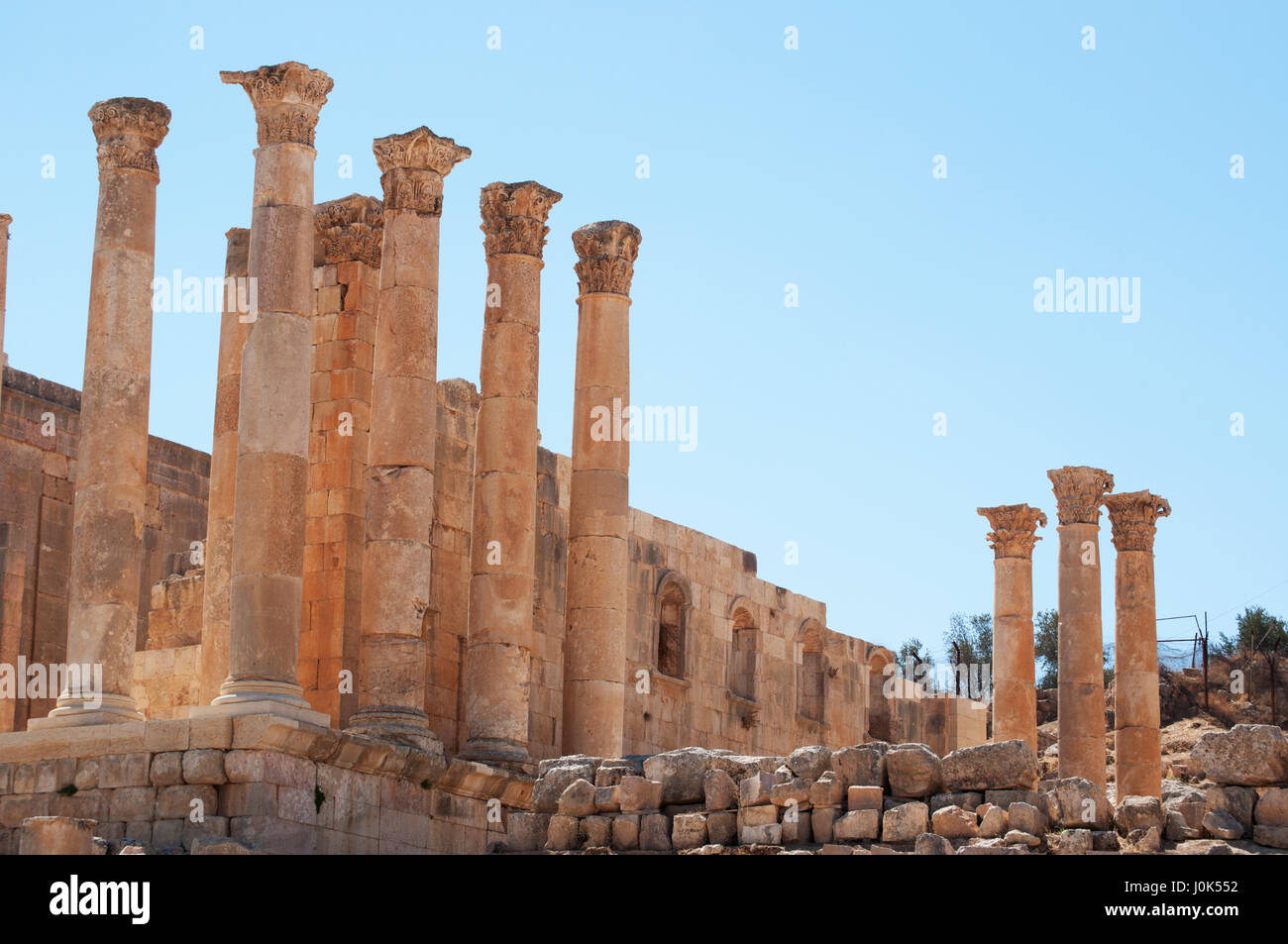 Jordan: the Corinthian columns of the Temple of Zeus, built in 162 AD in the Gerasa of Antiquity, the archaeological city of Jerash Stock Photo