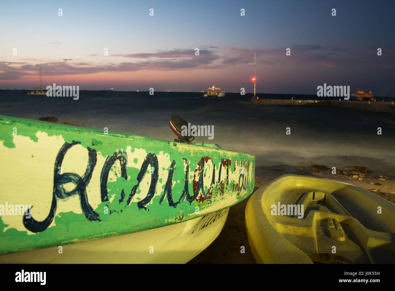 Boats on beach at sunset hi-res stock photography and images - Alamy