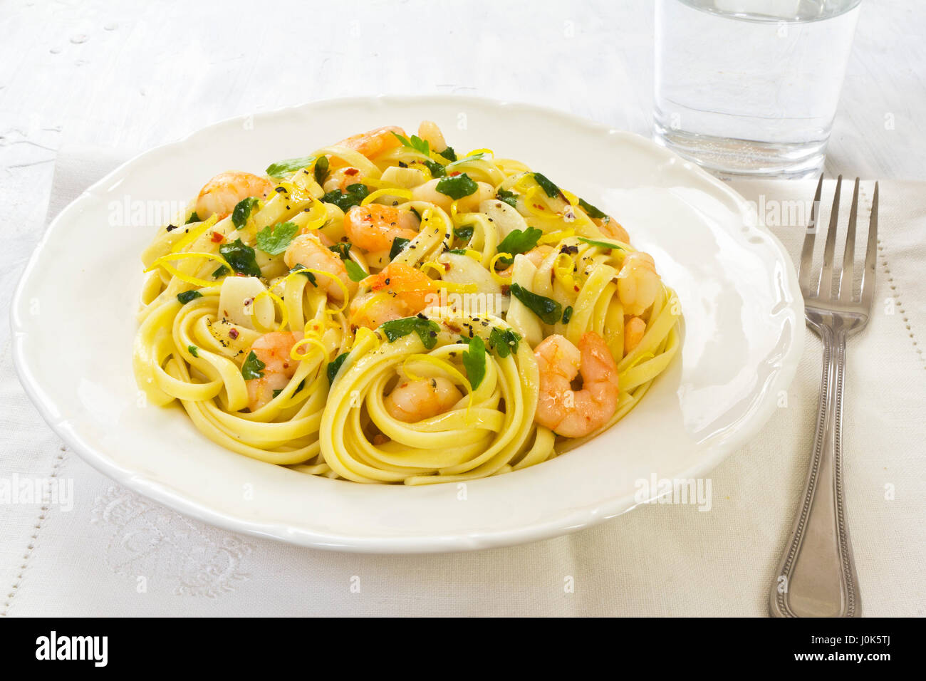 паста с креветками в сливочном соусе с сыром. паста карбонара с креветками в сливочном соусе. паста с креветками и чесноком. паста с креветками и чесноком.