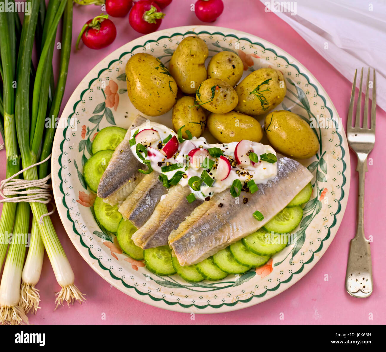 картошка с селедкой калории. селедочка с картошечкой. сельдь с отварным картофелем. селедка бочковая. сельдь под водочку с картофелем.