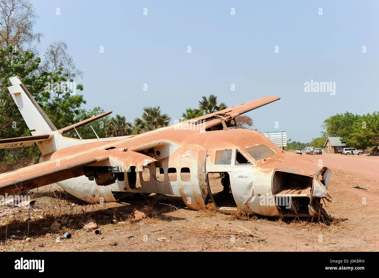 SOUTH SUDAN, Lakes state, Rumbek, crashed aircraft at road to airport gate, welcome and safe travel / SUEDSUDAN Rumbek , abgestuerztes Flugzeug am Flughafen Stock Photo