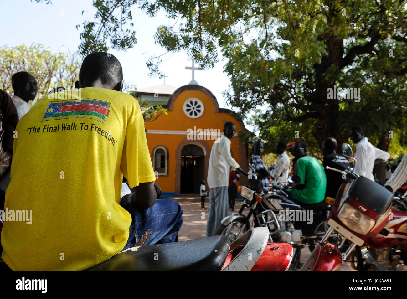 SOUTH SUDAN  Bahr al Ghazal region , Lakes State, town Rumbek, Dinka youth gather for sunday mass at catholic cathedral, T-shirt with south sudanese flag and slogan The final walk to freedom Stock Photo