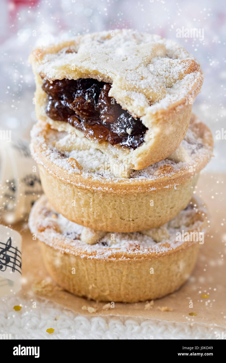 Christmas Mince pies with icing sugar Stock Photo - Alamy