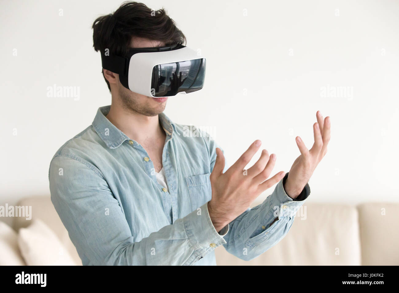 Vr testing. Парень в очках ВИРТУАЛЬНОСТИ. Как виртуальная реальность влияет на человека. Man in 3d Glasses. Как виртуальная реальность влияет на организм.