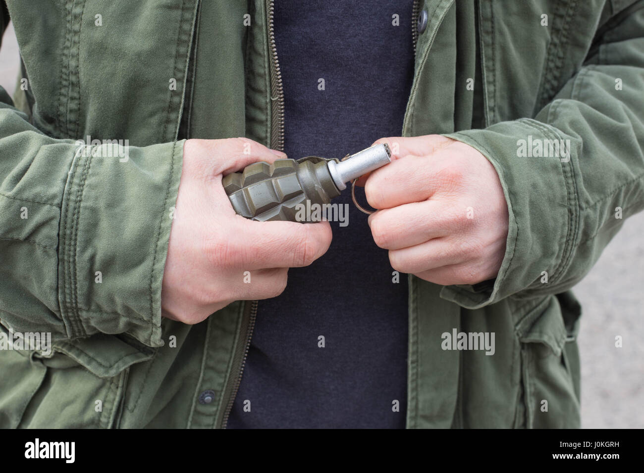 мужик граната. граната ф1 в руке. ручные гранаты. разрыв гранаты ф1. осколочные ранения от гранаты.