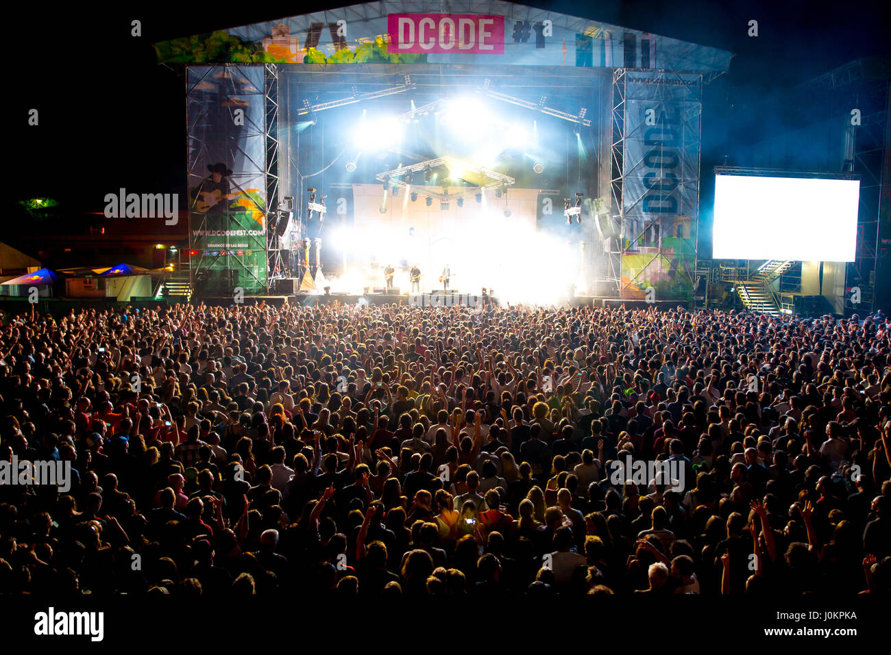 Cheering people crowd on dance hi-res stock photography and images - Alamy