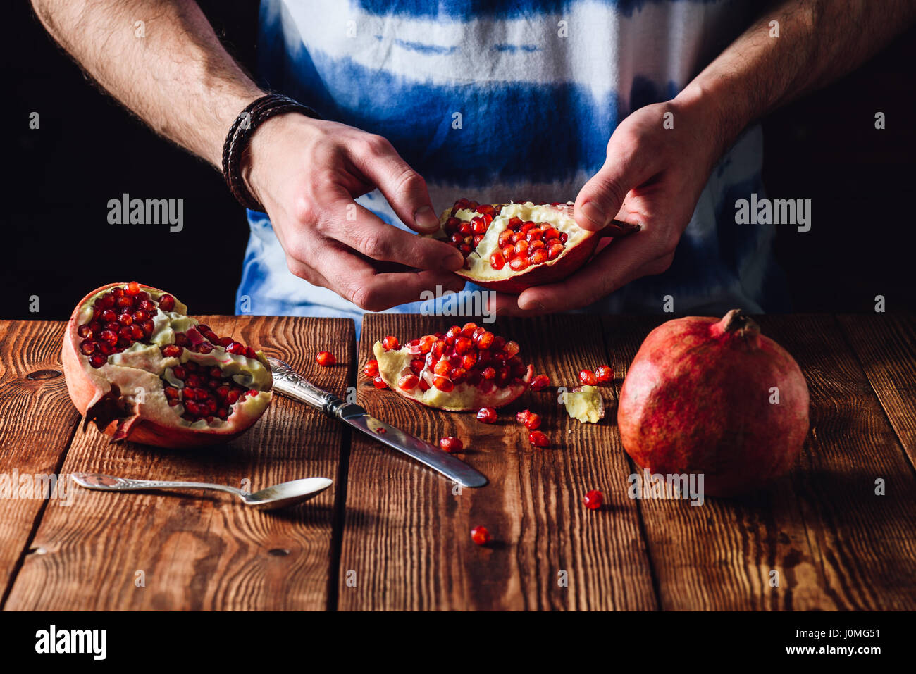 гранатовый сок на темном фоне. королевский гранат фрукт. гранат фото.