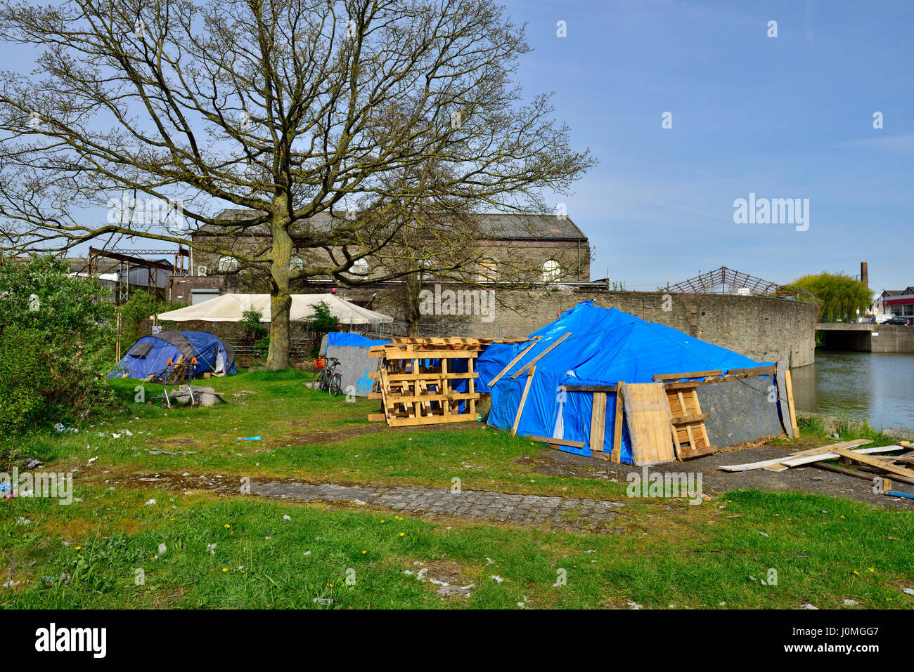 Makeshift housing in tents and tarpaulins as temporary unofficial homeless accommodation, Bristol, UK Stock Photo