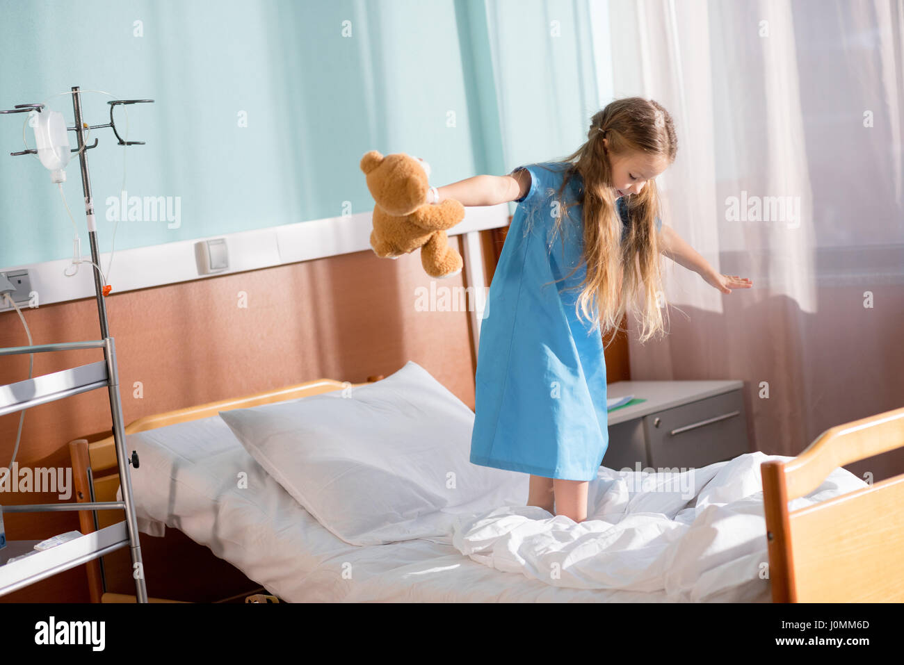 маленькая девочка в больнице. татьяна максимова зинкин. девочка жила в больнице пять лет. девочка живет в больнице. девочка 5 лет в больнице.