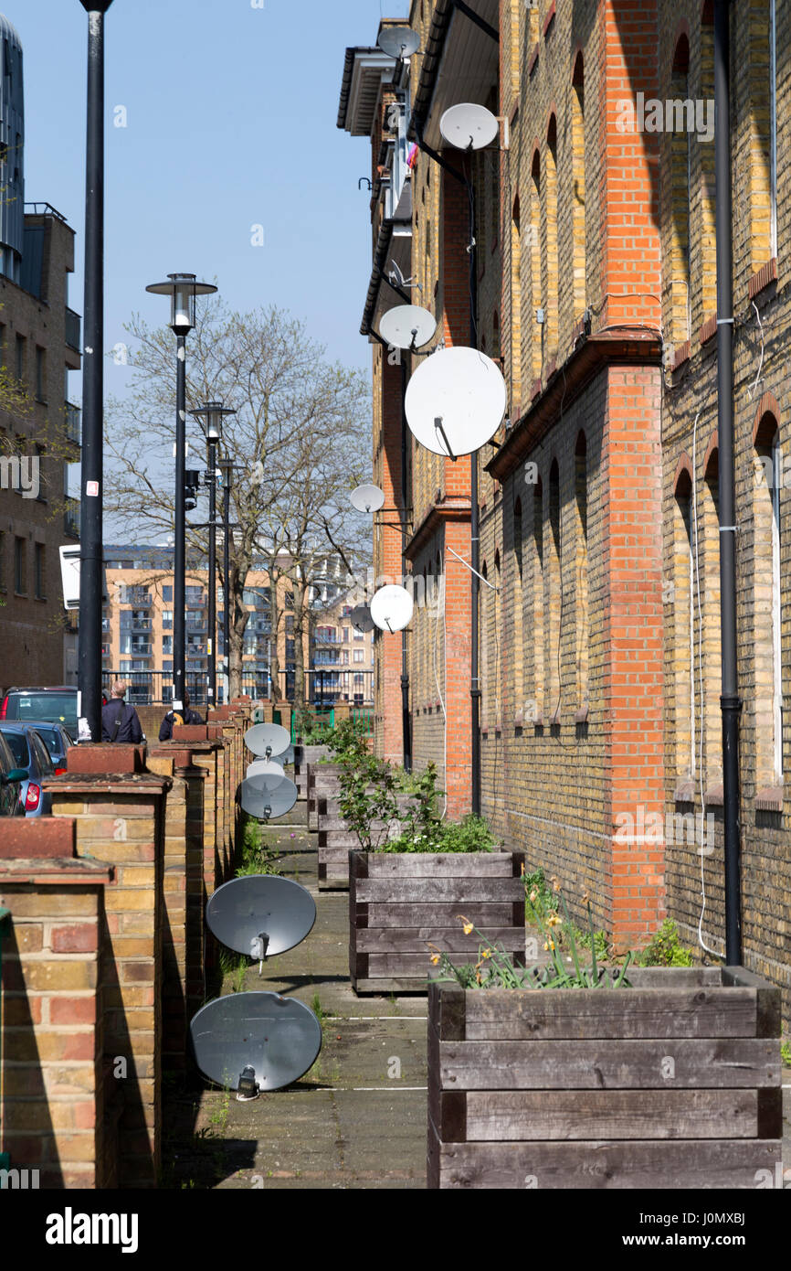 Satellite dishes on the exterior of Hythe House, Railway Avenue, Southwark, London, England, UK. Stock Photo