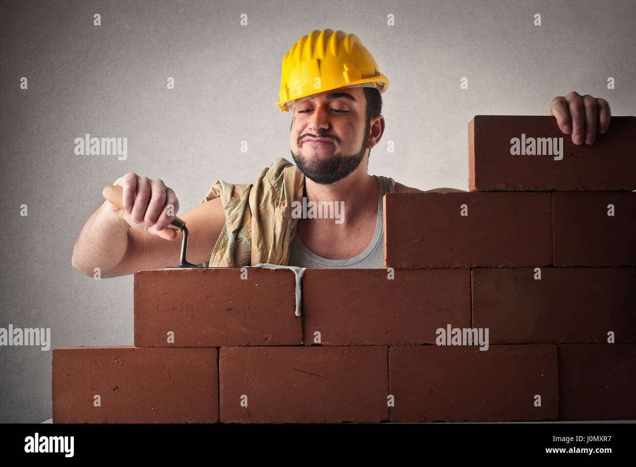 Каменщик the bricklayer 2023 сша. Bricklayer каменщик. Каменщик улыбается. Каменщик фотосессия. Грустный каменщик.
