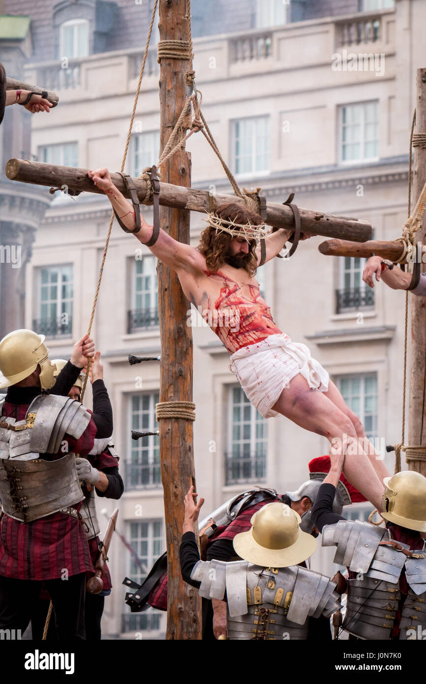 London, UK. 14th Apr, 2017. Volunteers reenacting Christ's passion in Trafalgar Square Credit: Zefrog/Alamy Live News Stock Photo