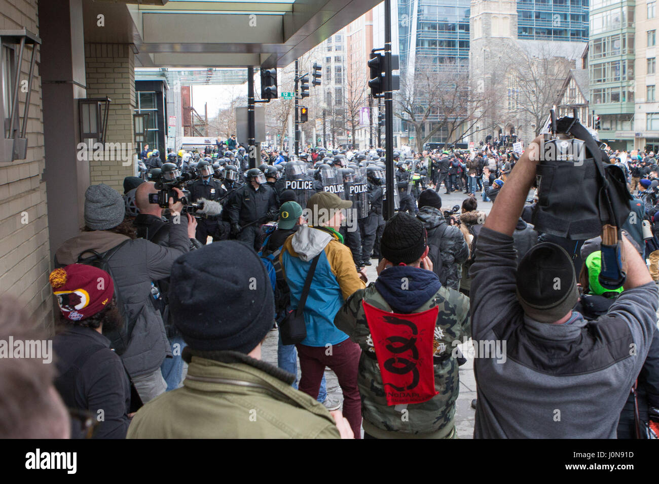 Washington, Distric Of Columbia, USA. 20th Jan, 2017. Protesters and police clash in Washington, DC during the inauguration of President DONALD TRUMP. Credit: Alex Edelman/ZUMA Wire/Alamy Live News Stock Photo
