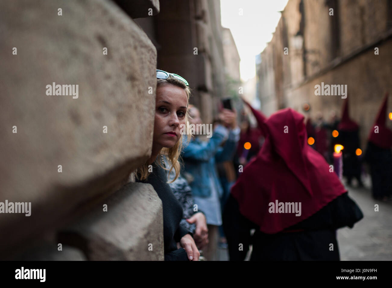 Spain, Barcelona. 14 April, 2017. A girl observes the step of the brotherhood 'Nuestra Señora de las Angustias' during the holy week of Barcelona. Credit: Charlie Perez/Alamy Live News Stock Photo