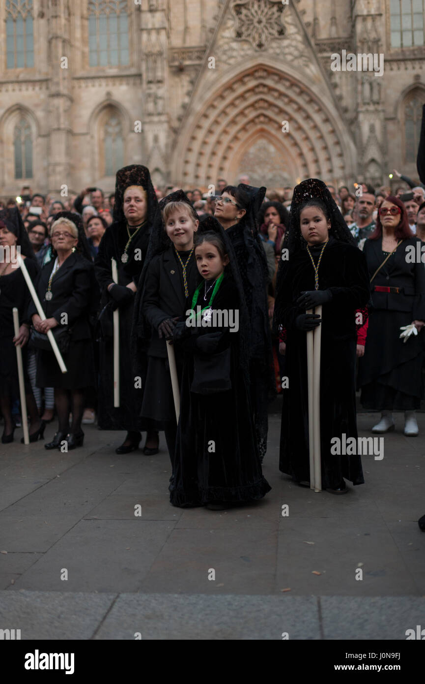 Spain, Barcelona. 14 April, 2017. Some young penitents wear blankets to accompany the virgin of 'Nuestra Señora de las Angustias' Credit: Charlie Perez/Alamy Live News Stock Photo