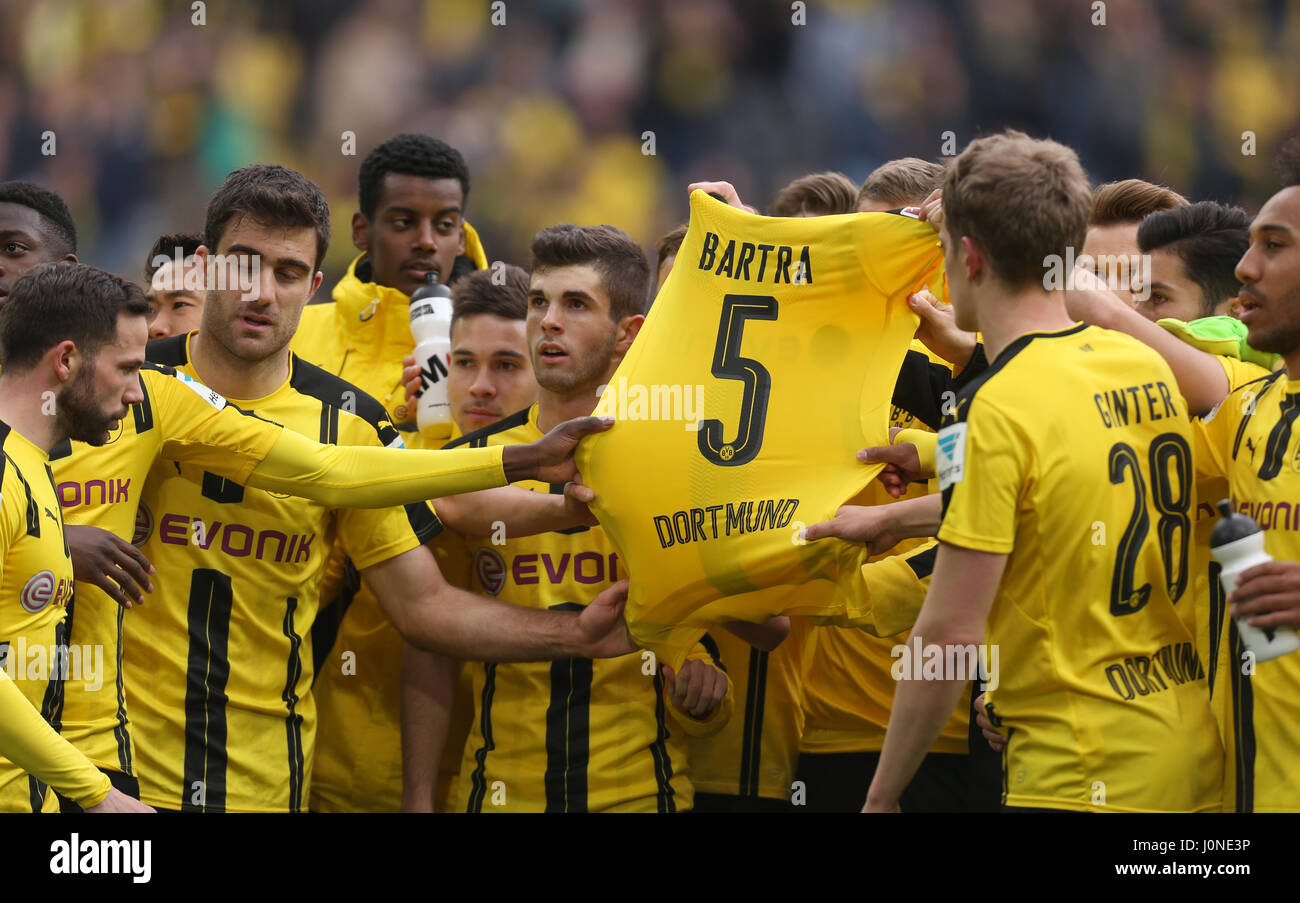 Dortmund's players hold up the jersey of Marc Bartra after the 3-1 win after the German Bundesliga soccer match between Borussia Dortmund and Eintracht Frankfurt at the Signal Iduna Park in Dortmund, Germany, 15 April 2017. Marc Bartra was heavily injured after the bomb attack on Dortmund's team bus on the 11 April 2017.     (EMBARGO CONDITIONS - ATTENTION: Due to the accreditation guidelines, the DFL only permits the publication and utilisation of up to 15 pictures per match on the internet and in online media during the match.) Photo: Ina Fassbender/dpa Stock Photo