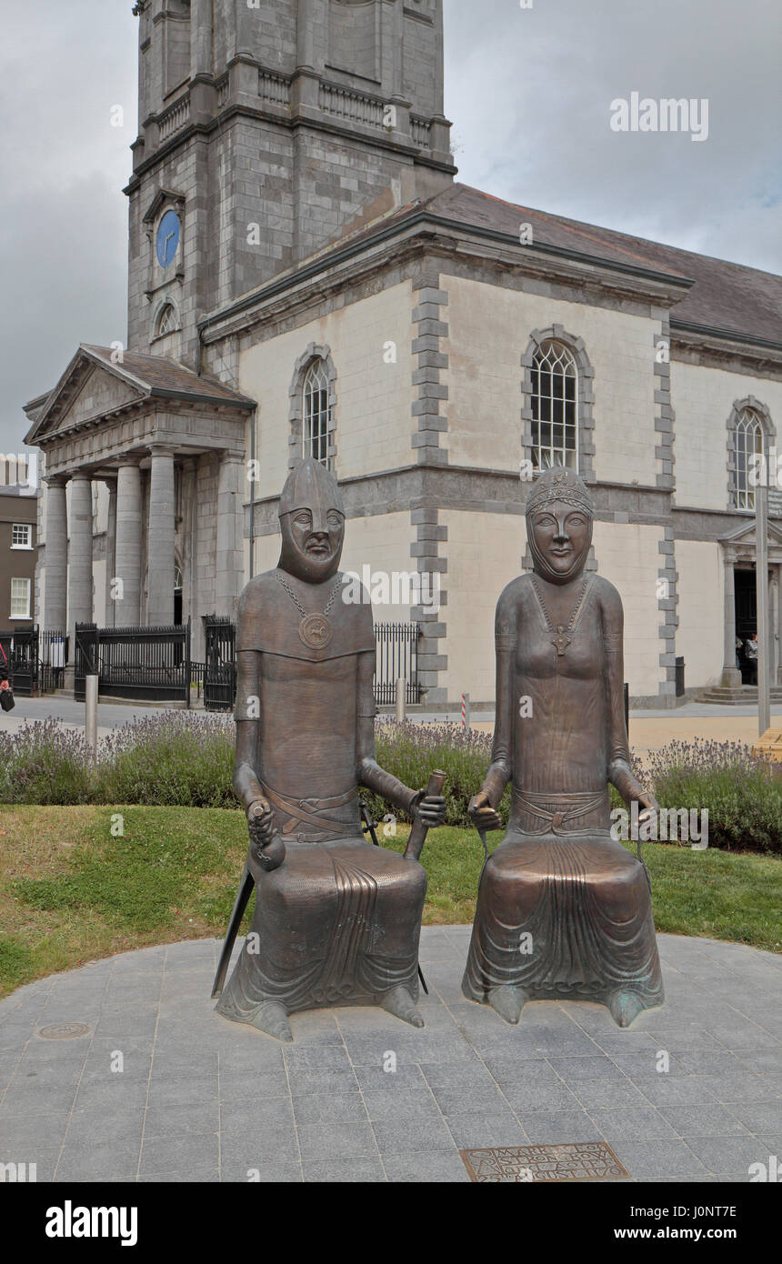 "Marriage of Strongbow and Aoife" sculpture in Palace Garden