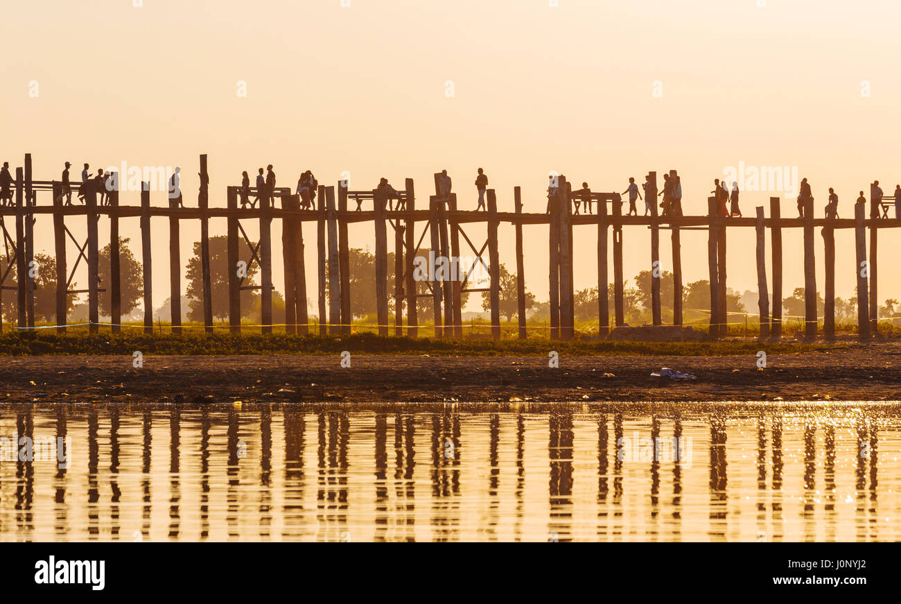 U bein bridge at sunset, Myanmar landmark in mandalay Stock Photo - Alamy