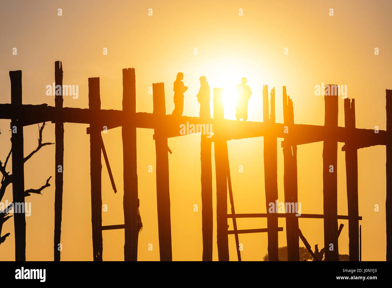 U bein bridge at sunset, Myanmar landmark in mandalay Stock Photo - Alamy
