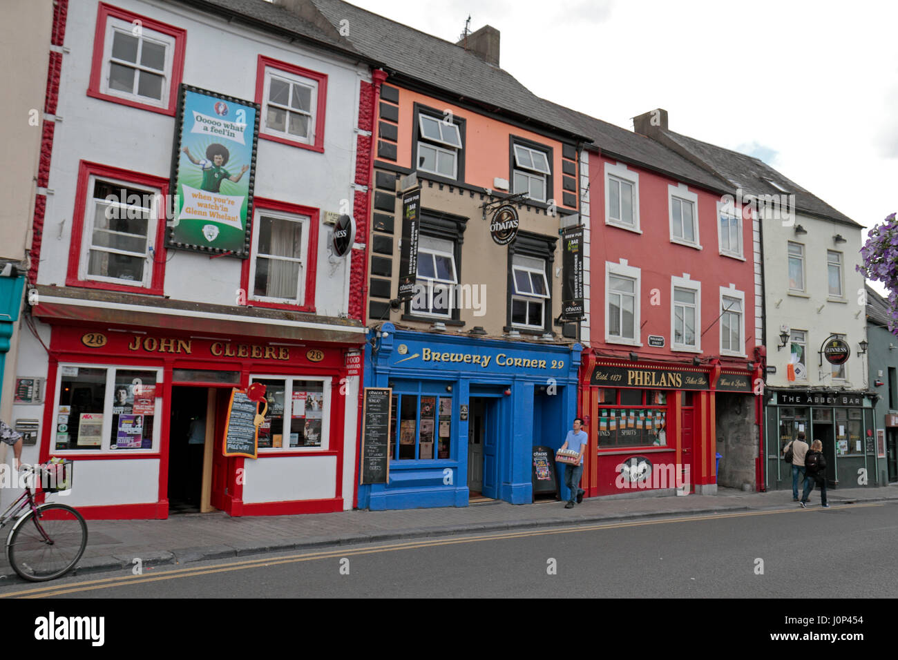 A line of colourful pubs on Brewery Corner, Parliament Street in the city of Kilkenny, County Kilkenny, Ireland, (Eire). Stock Photo