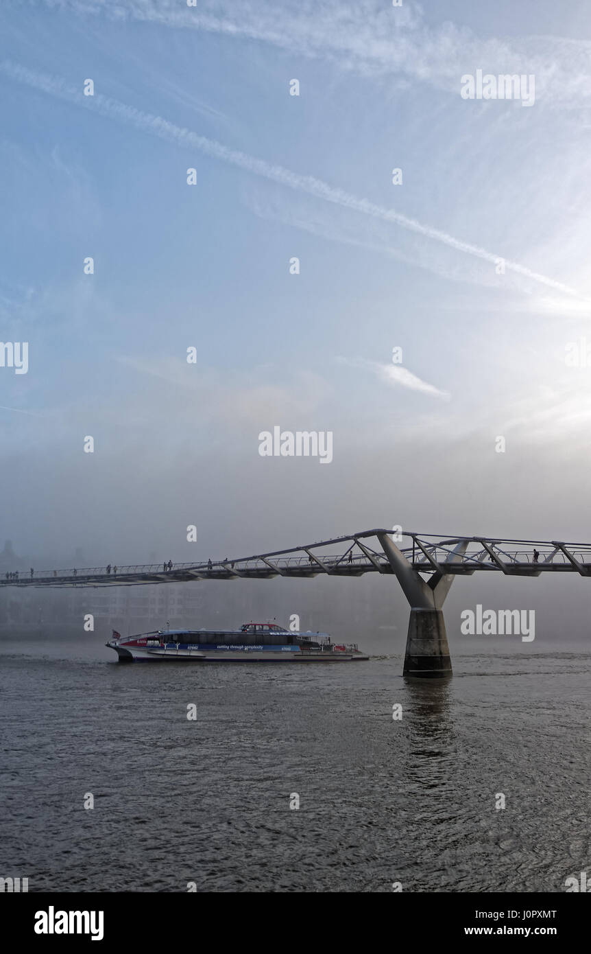 Mist river thames hi-res stock photography and images - Alamy