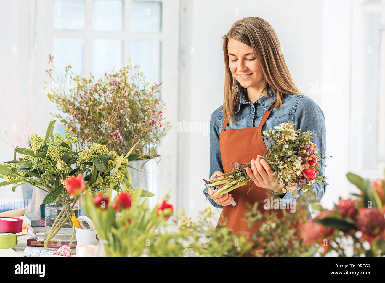 работа ночные флористы. флорист. девушка флорист эстетика. флорист комнатных растений. работа ночные флористы.