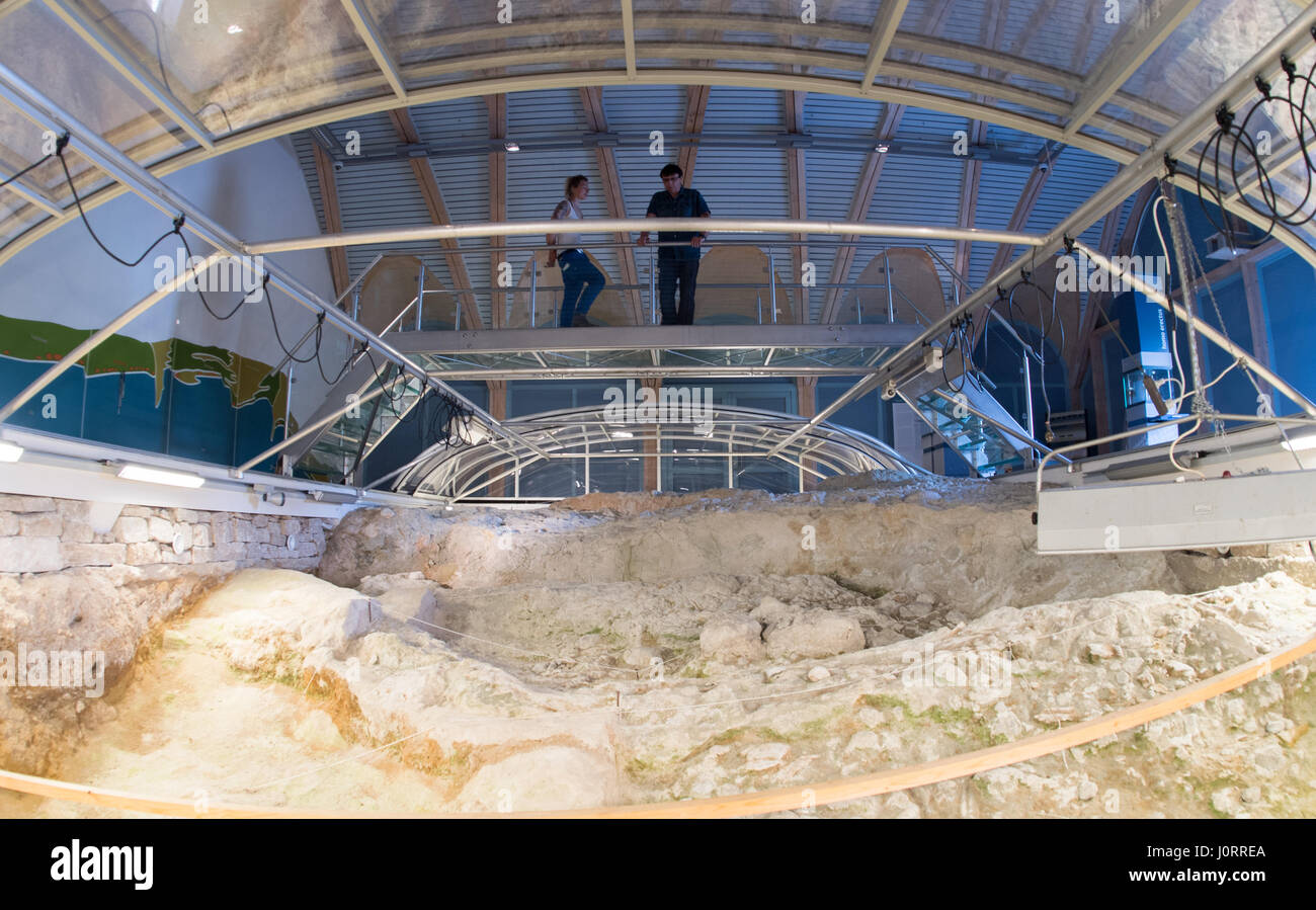 The excavation site "Steinrinne" sees visitors beneath its roof in