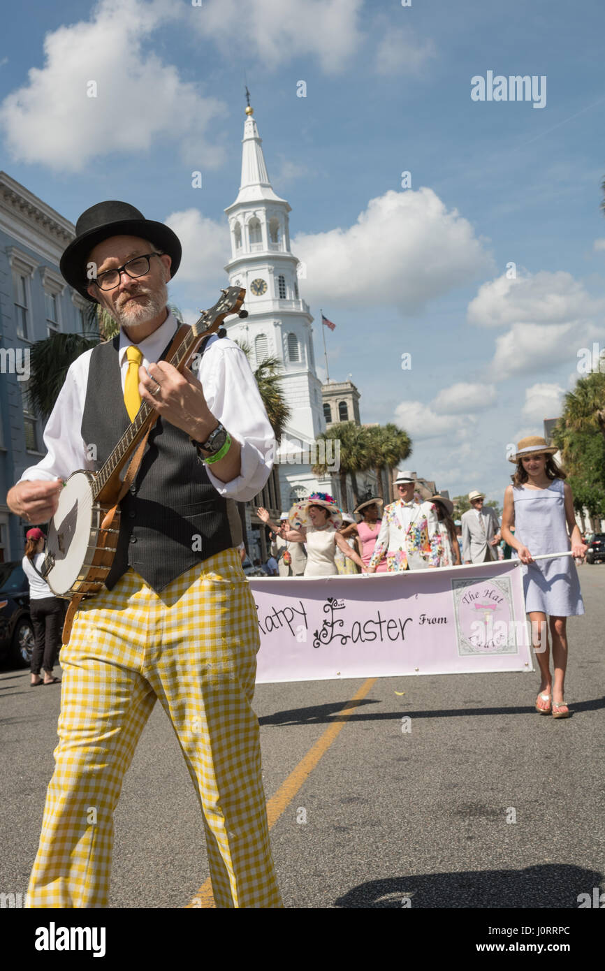 Charleston, South Carolina, USA. 15th Apr, 2017. A banjo player leads