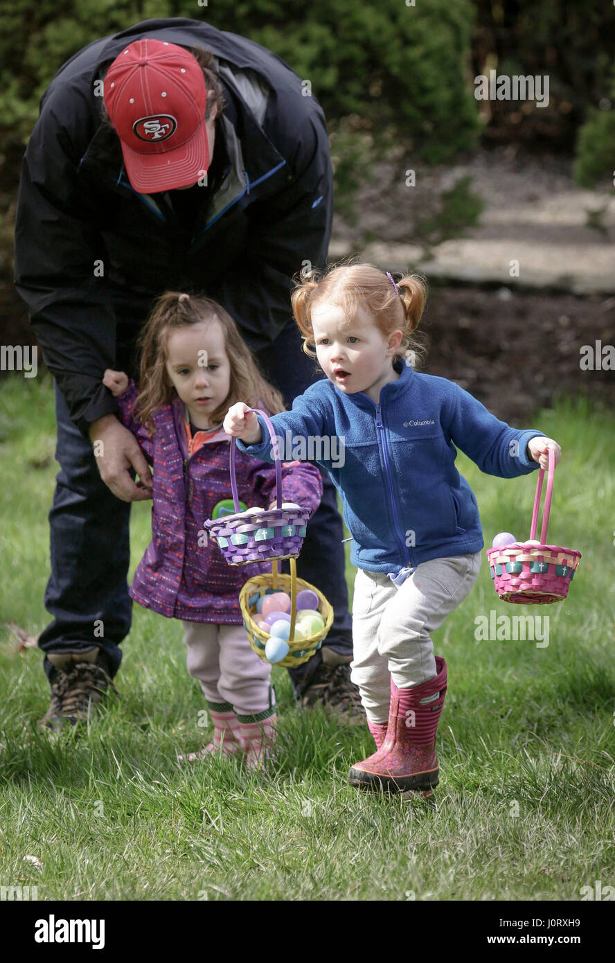 Vancouver, Canada. 15th Apr, 2017. Children look for eggs during the
