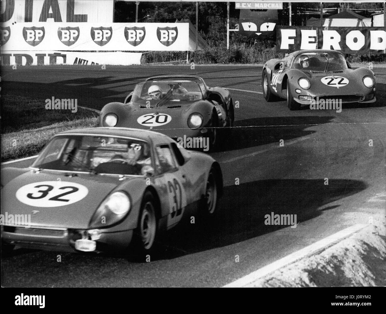historic-le-mans-24-hour-black-and-white-stock-photos-images-alamy