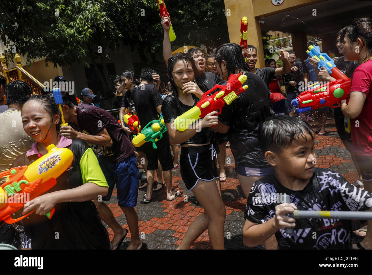 Petaling Jaya Selangor Malaysia 16th Apr 17 People Take Part In Water Fight During Songkran Festival Celebrations In Temple Credit Kepy Zuma Wire Alamy Live News Stock Photo Alamy