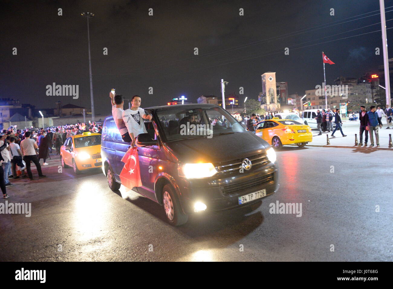 Istanbul, Turkey. 16th Apr, 2017. Enumeration rate according to TV stations over 98 percent of votes: 51.4 percent for constitutional change. Erdoğan speaks of victory. Credit: Franz Perc / Alamy Live News Stock Photo