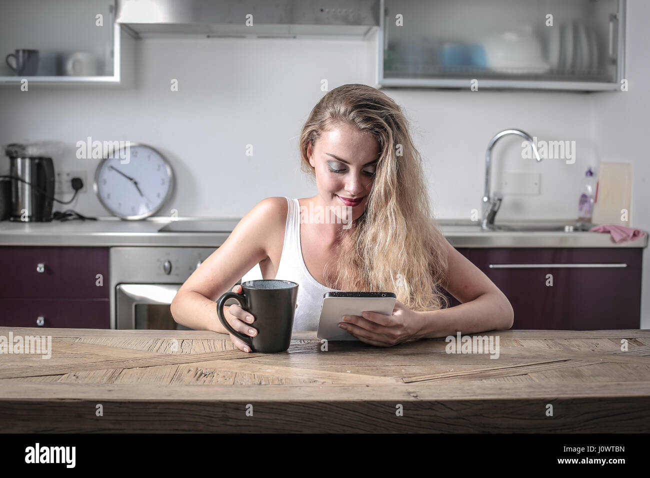 Красивая девушка на кухне. Босая женщина на кухне. Девушка на кухне. Яна абрамян модель. Девушка на кухне.