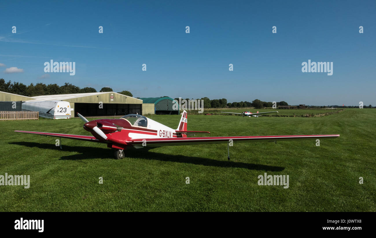 Gliders and hangars at the airfield Stock Photo Alamy