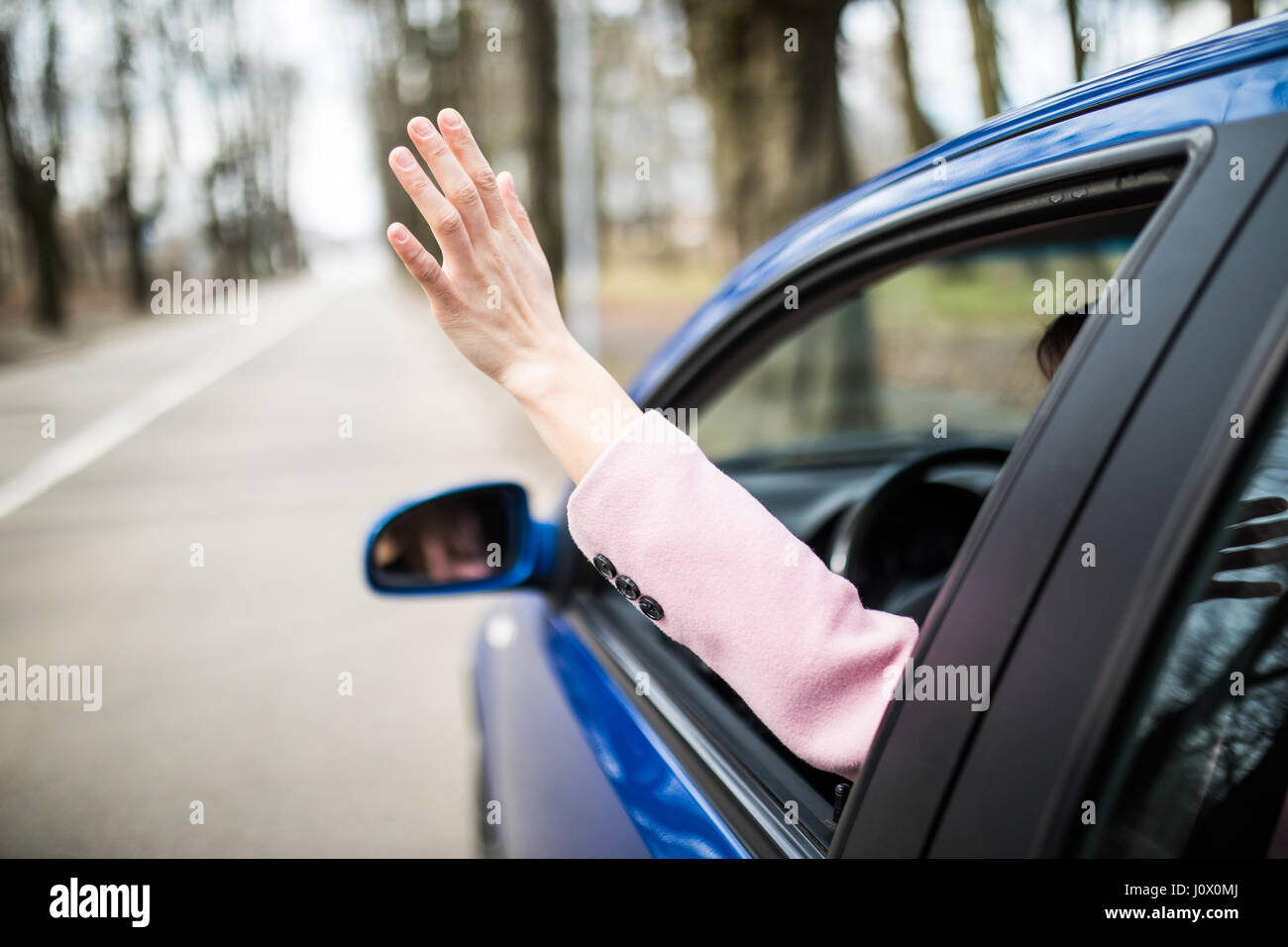 Woman stuck. Рука из окна машины. Высунул руку из окна машины. Высунутая рука из машины. Машет рукой из машины.