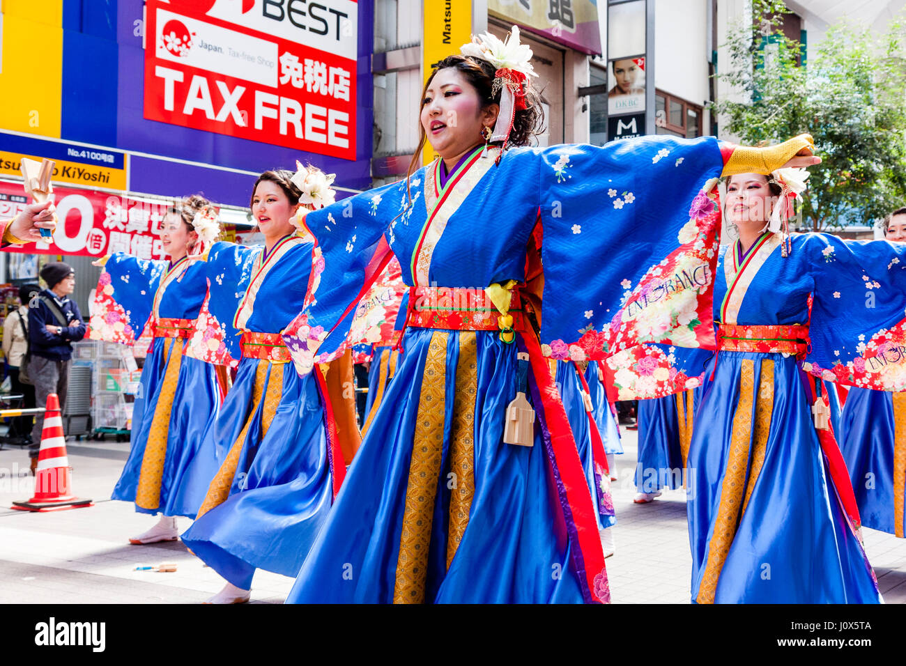 Kumamoto, Hinokuni Yosakoi Dance Festival. Women team in blue and red yukata,  formation dancing in shopping mall. Stock Photo