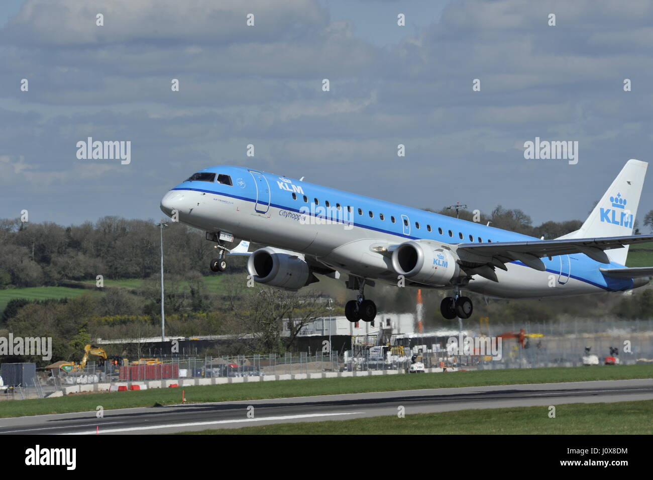 Klm fokker 100 hi-res stock photography and images - Alamy