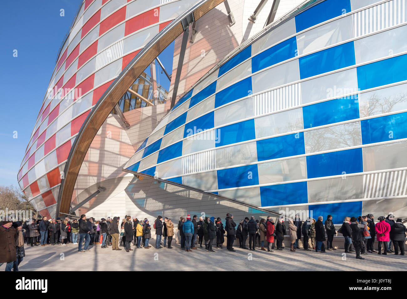 people in line for exhibition, Louis Vuitton Foundation building Stock Photo: 138294706 - Alamy