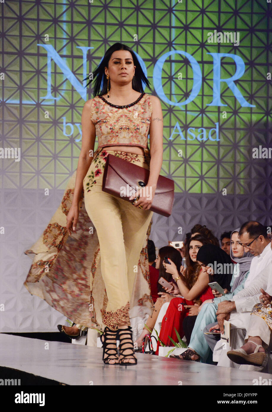Pakistani Supermodel Lahore, Pakistan. 07th Aug, 2013. Pakistani model presents a creation ...
