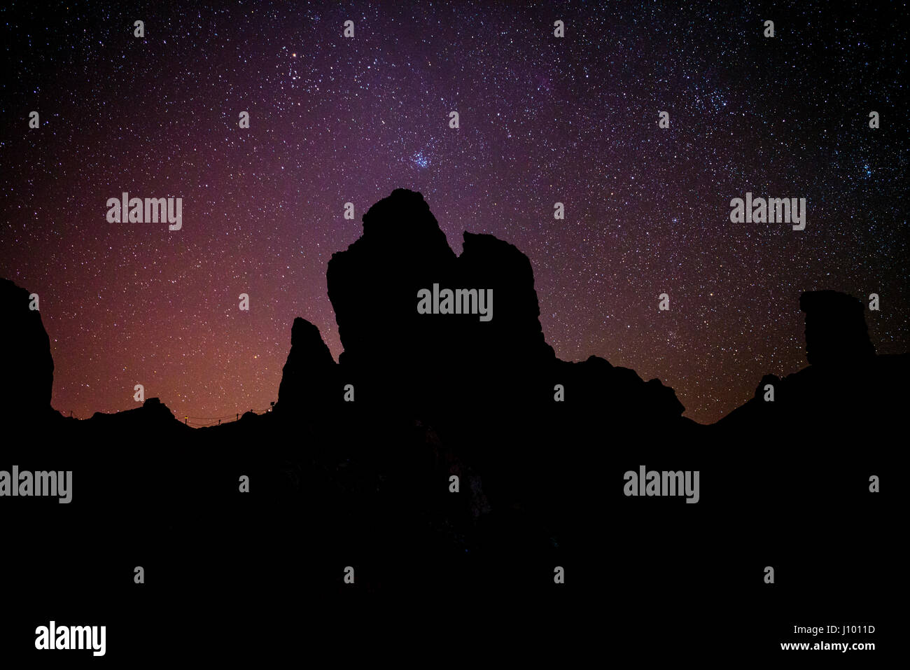 Roque Cinchado and Teide vulcano with starry sky, night shot, Los