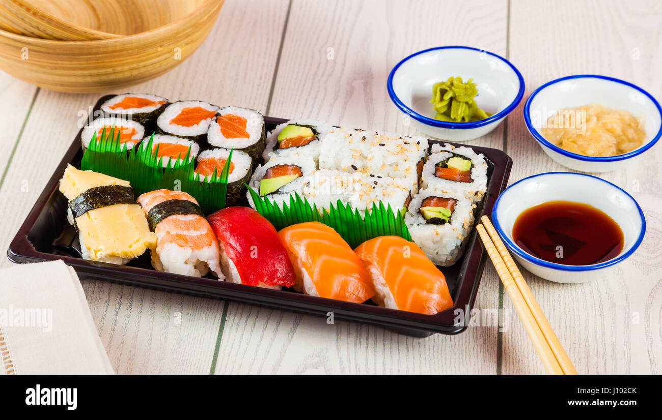 https://c8.alamy.com/comp/J102CK/sushi-takeaway-tray-J102CK.jpg