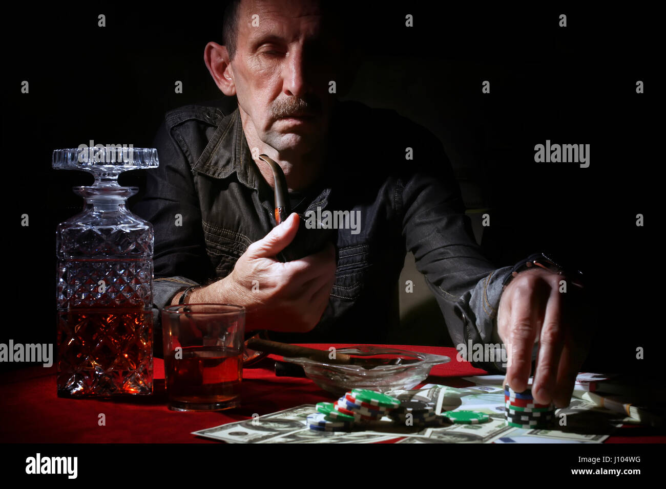 man smoke pipe and play poker Stock Photo Alamy