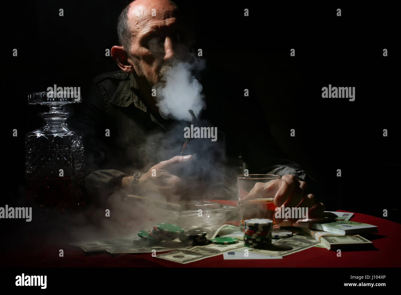 man smoke pipe and play poker Stock Photo Alamy