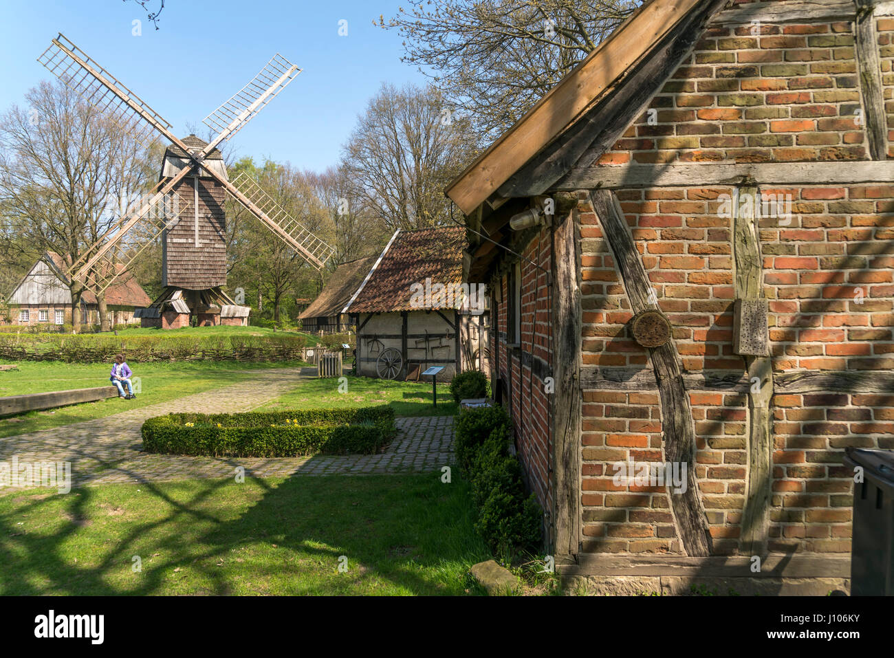 historisches Bauernhaus und Bockwindmühle, Freilichtmuseum Mühlenhof, Nordrhein-Westfalen, Deutschland  | historic farm building and post mill, Mühlen Stock Photo