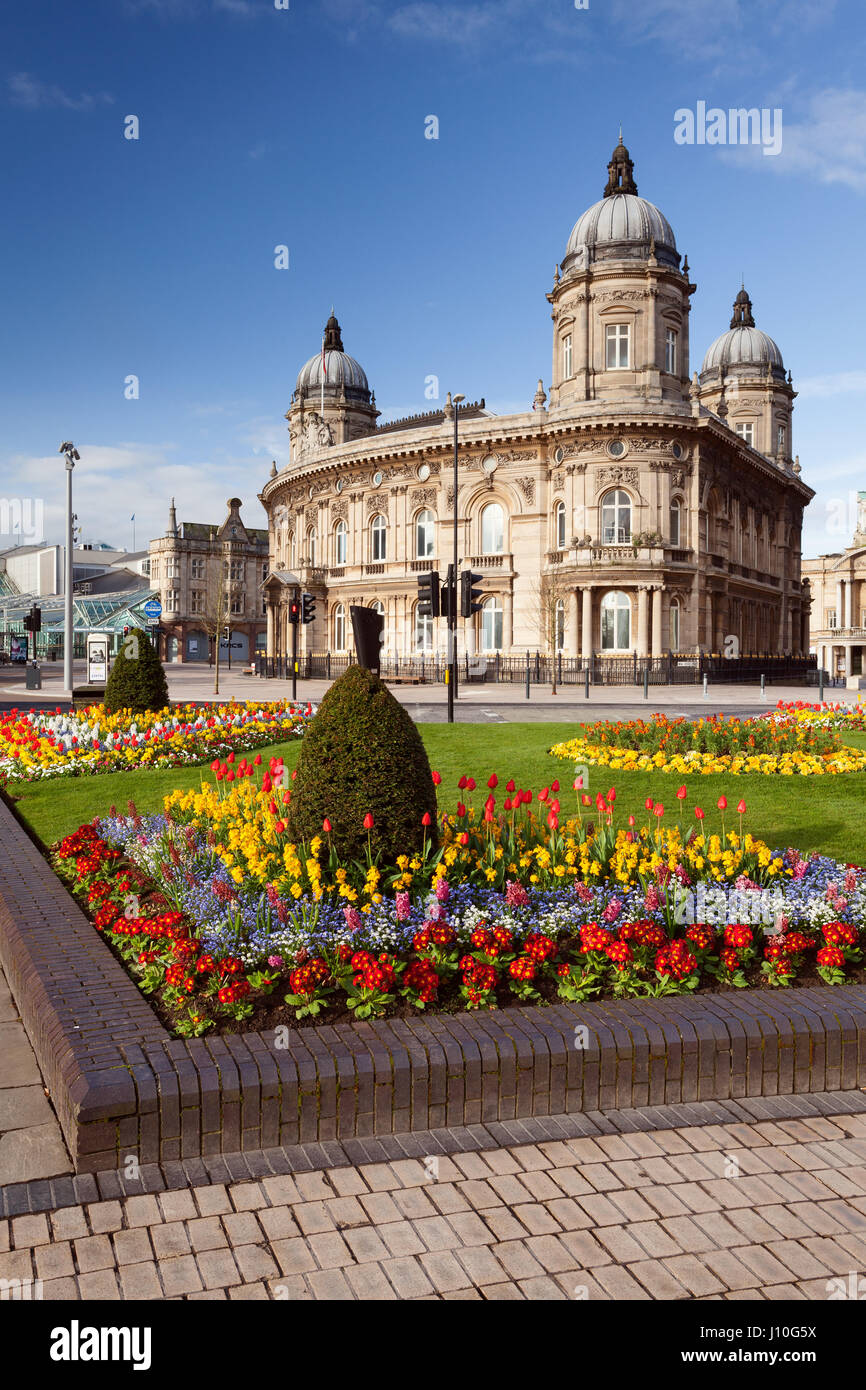Queen's Gardens, Hull, UK. 17th Apr, 2017.  UK Weather: Morning sunlight on Queen's Gardens with the Maritime Museum in the background. Hull, the UK City of Culture 2017. Hull, East Yorkshire, UK. 17th April 2017. Credit: LEE BEEL/Alamy Live News Stock Photo