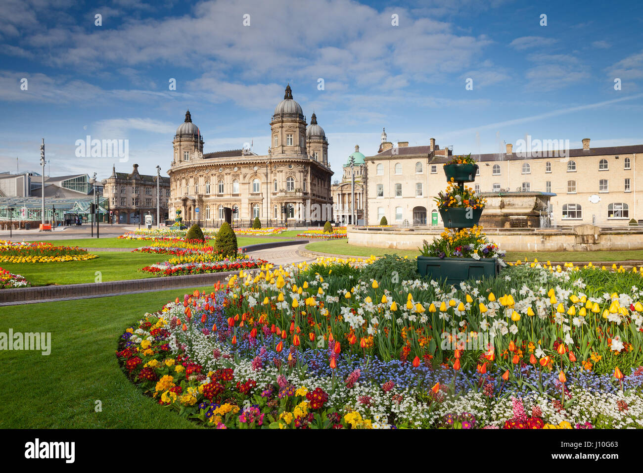 Queen's Gardens, Hull, UK. 17th Apr, 2017.  UK Weather: Morning sunlight on Queen's Gardens with the Maritime Museum and Town Hall in the background. Hull, the UK City of Culture 2017. Hull, East Yorkshire, UK. 17th April 2017. Credit: LEE BEEL/Alamy Live News Stock Photo