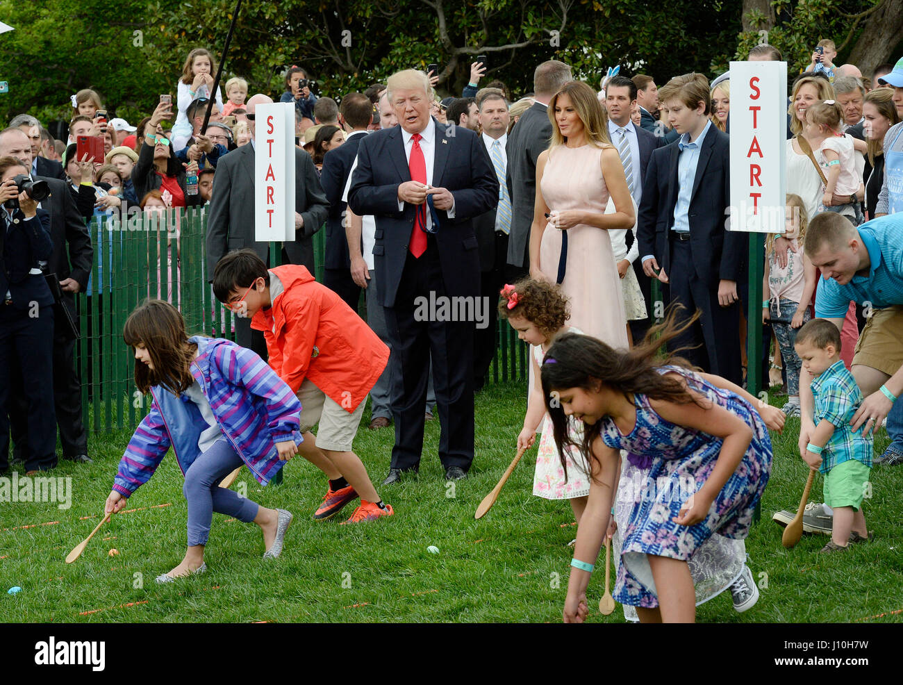 Пасха в сша 2024. Easter Egg Roll at the White House. Катание яиц. White House Easter Egg Roll – USA. Easter Egg Roll in Front of the White House.