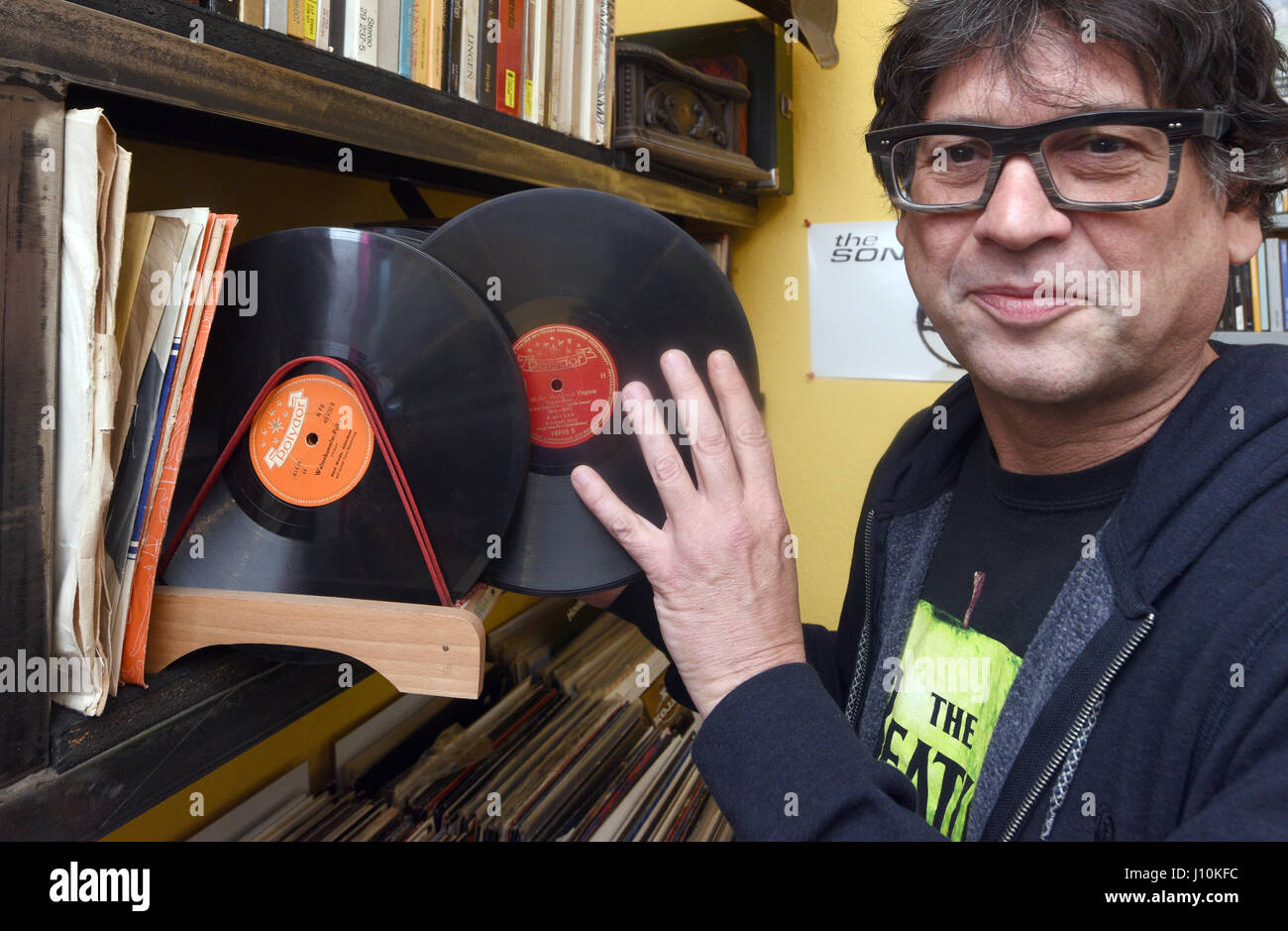 Ulm, Germany. 18th Apr, 2017. Martin Haag shows a shellac record in his record  shop, "Sound Circus", in Ulm, Germany, 18 April 2017. The 10th  International Day of Independent Record Stores takes