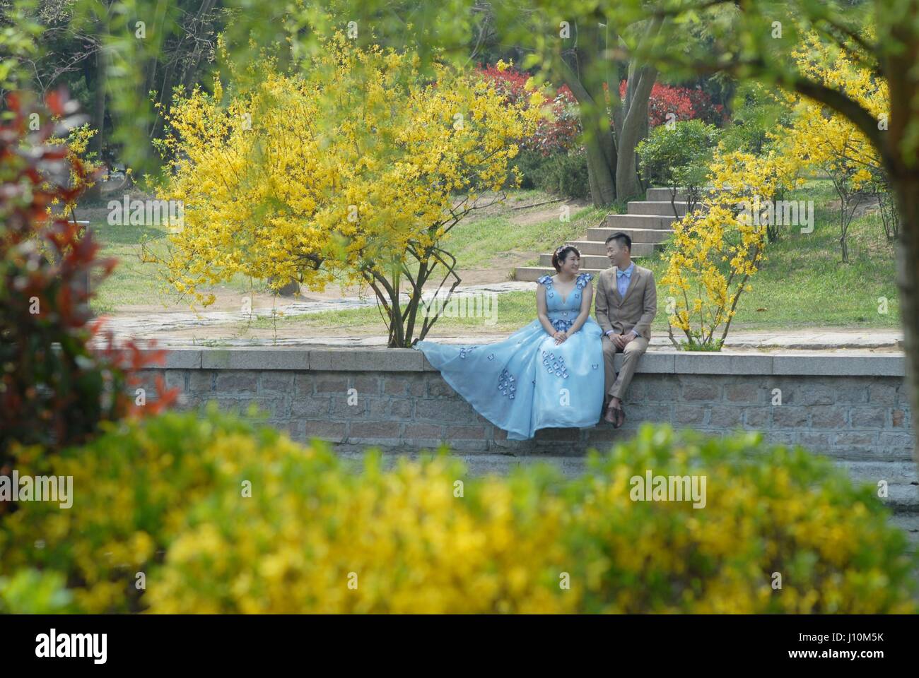 Qingdao, Qingdao, China. 17th Apr, 2017. Qingdao, CHINA-April 17 2017: (EDITORIAL USE ONLY. CHINA OUT) Young people flock to the Eight Great Passes to take wedding photos in Qingdao, east China's Shandong Province, April 17th, 2017. Credit: SIPA Asia/ZUMA Wire/Alamy Live News Stock Photo