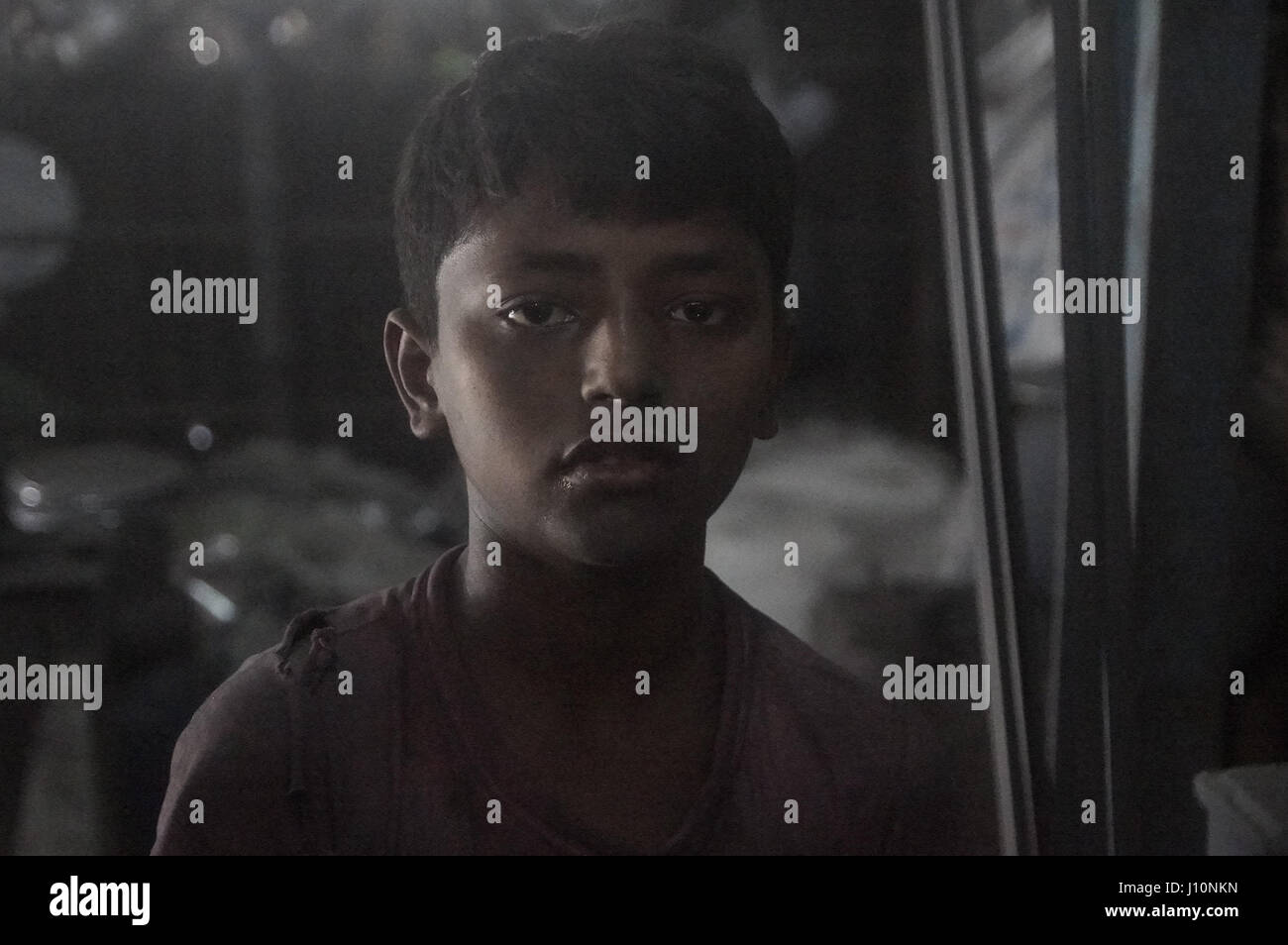Bangladesh Rabbi Dhaka, Bangladesh. 18th Apr, 2017. Rabbi (13), a child labourer poses ...